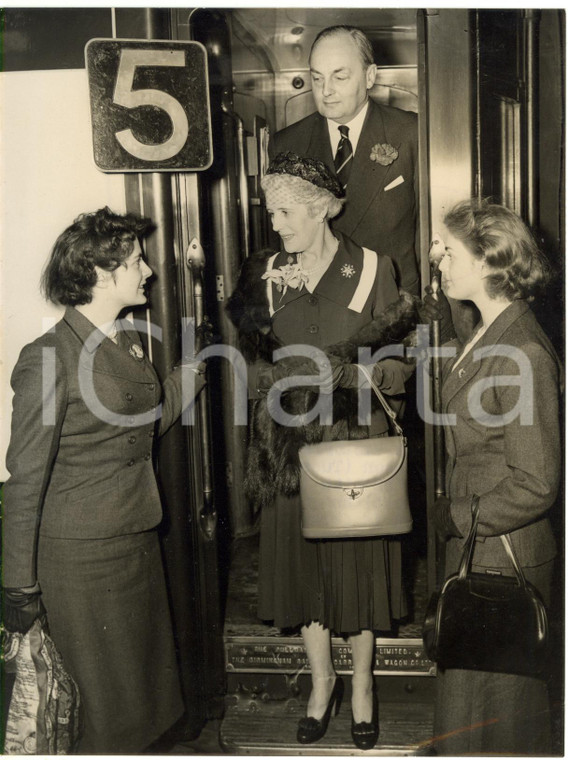 1954 LONDON VICTORIA - Cynthia and Hubert GLADWYN JEEB and their daughters