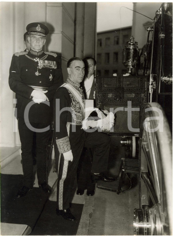 1958 LONDON Ambassador of Spain José FERNANDEZ-VILLAVERDE goes to see the Queen