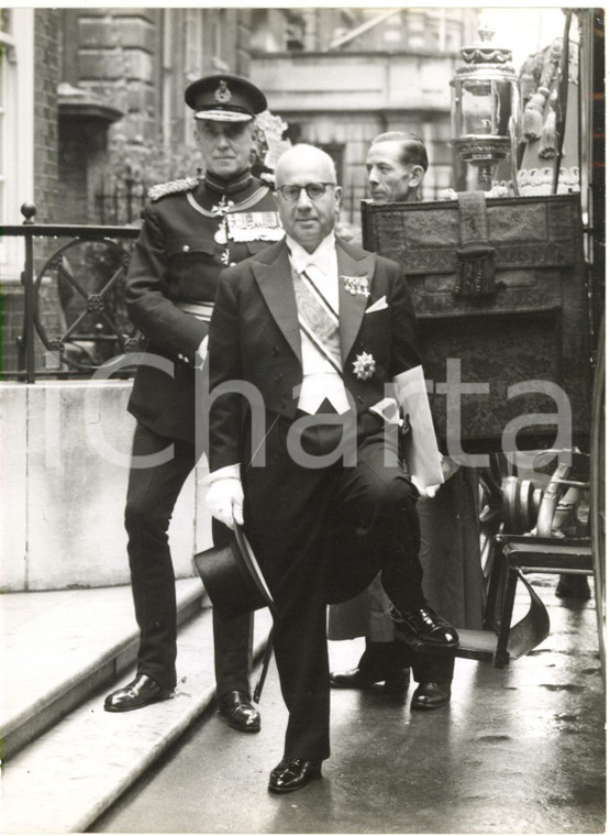 1958 LONDON - New ambassador of Jordan Ihsan HASHIM goes to see the Queen *Photo