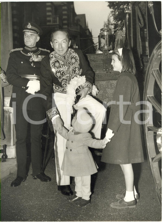 1958 LONDON - Dutch ambassador Baron BENTINCK VAN SCHOONHETEN goes to the Queen