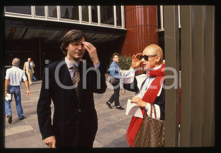 35mm vintage slide*1990 ca TELEVISIONE Raffaella CARRA' Vittorio SGARBI ritratto