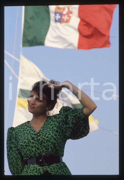35mm vintage slide*1990 COSTUME Serena GRANDI posa con bandiera Marina Militare