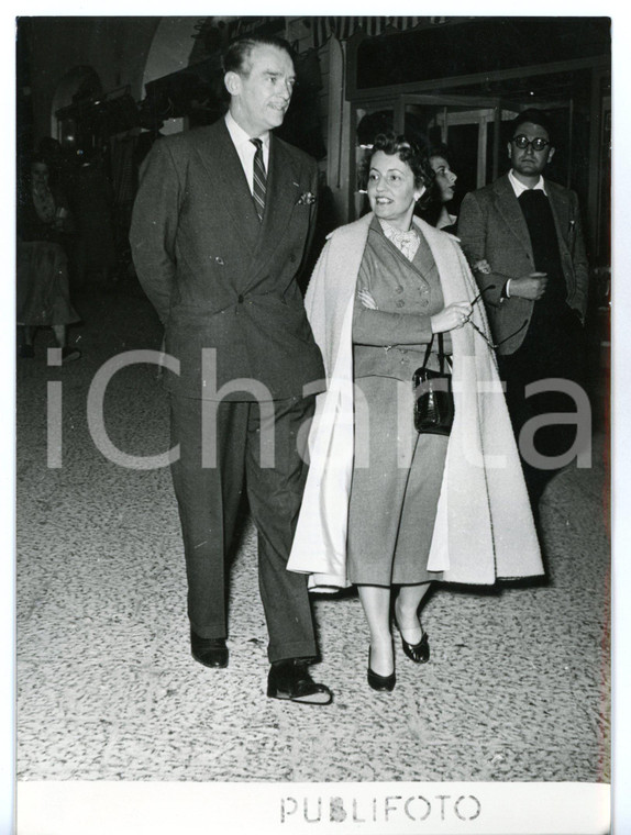1953 CAPRI Douglas FAIRBANKS Jr. a passeggio con la moglie Mary LEE EPPLING 