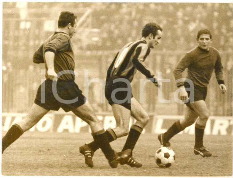 1966 MILANO CALCIO INTER-VENEZIA 2-1 Sandro MAZZOLA tra gli avversari - Foto