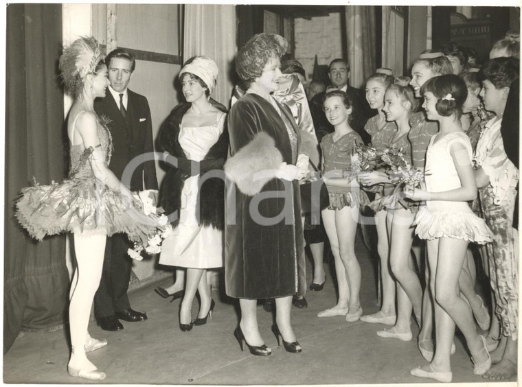 1960 LONDON THEATRE ROYAL Queen Mother and Princess MARGARET with Margot FONTEYN