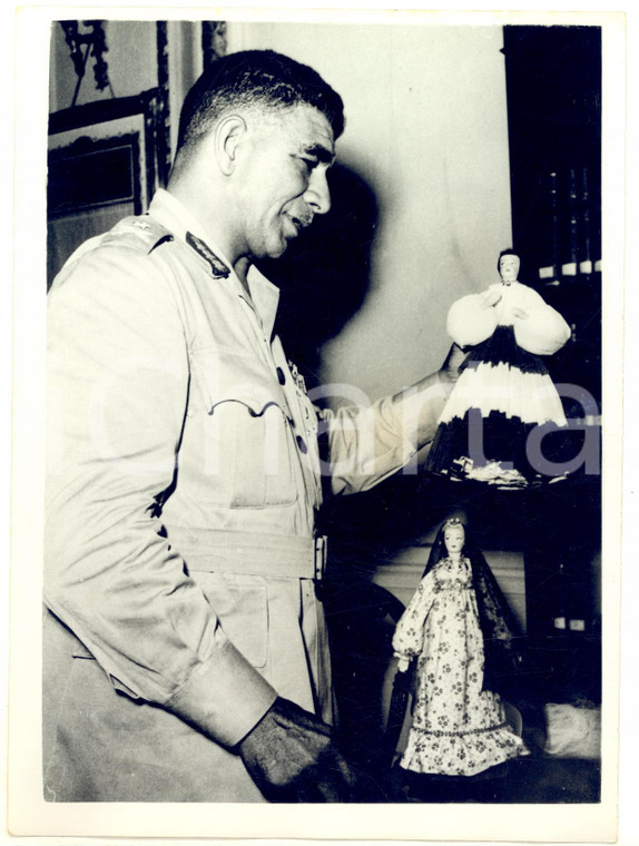 1953 CAIRO General Mohamed NAGUIB with dolls for an American girl *Photo 15x20