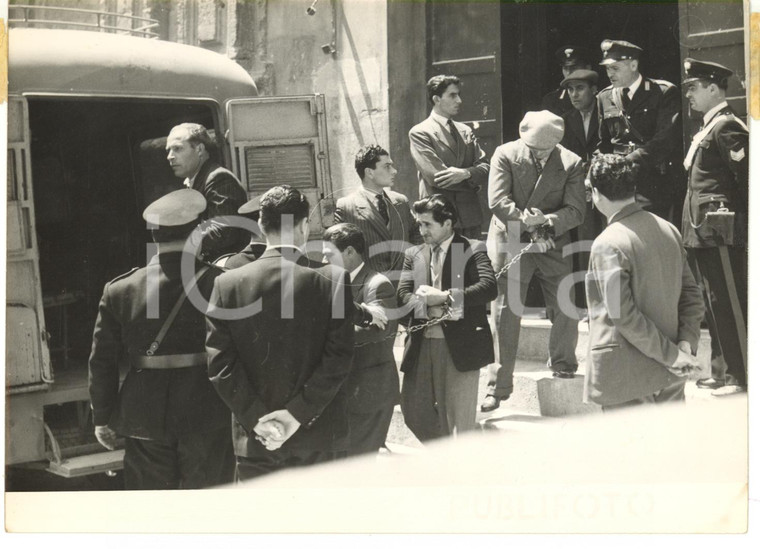 1955 ca PALERMO BANDITISMO Processone dei 40 - Imputati scortati dai Carabinieri