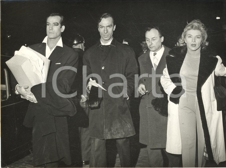 1961 CASINO DE PARIS Line RENAUD et Louis GASTE' sortent après l'incendie *Photo