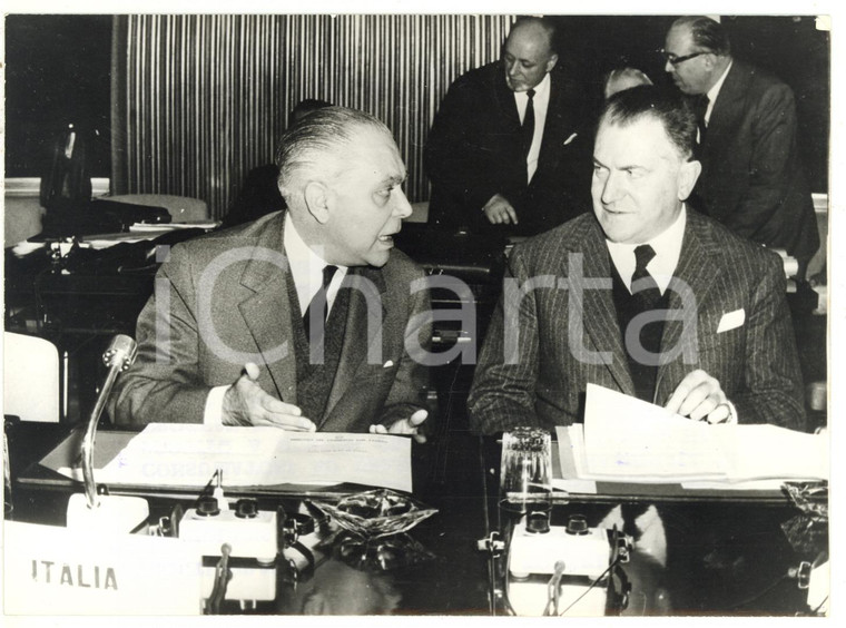 1964 BRUXELLES Bernardo MATTARELLA discute con Paolo ALBERTARIO *Foto 