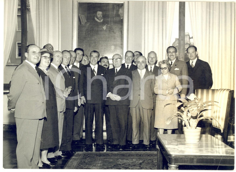 1960 MILANO Prefetto Angelo VICARI si congeda dal sindaco Virgilio FERRARI