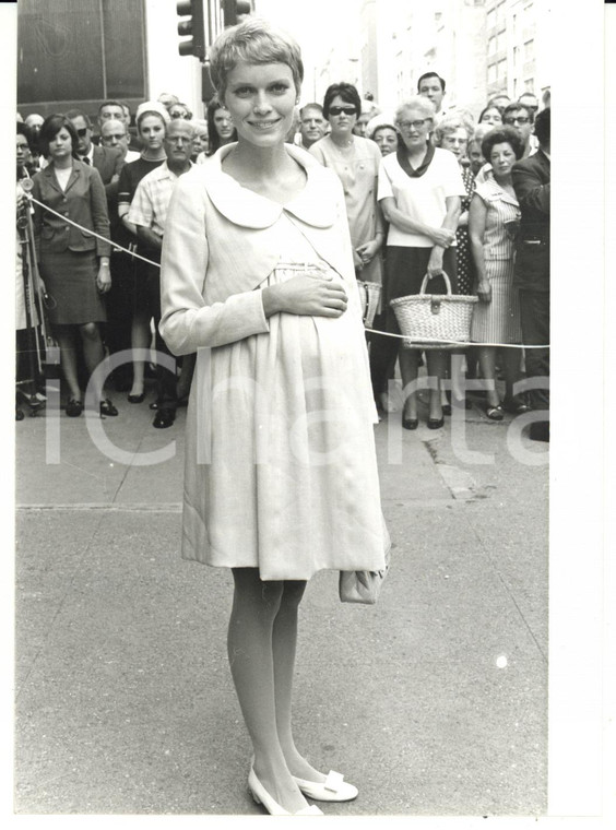 1967 NEW YORK - ROSEMARY'S BABY Mia FARROW in una pausa dalle riprese *Foto