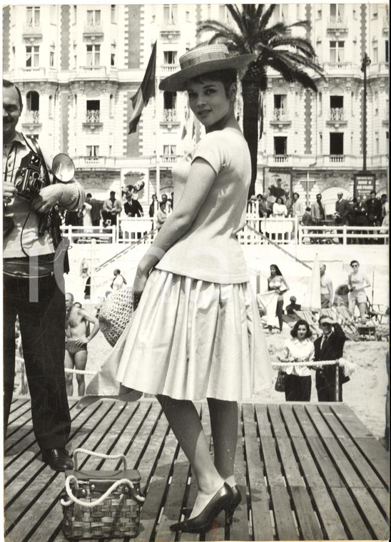 1959 FESTIVAL DI CANNES Agnès LAURENT in posa sulla spiaggia - Foto 13x18 cm