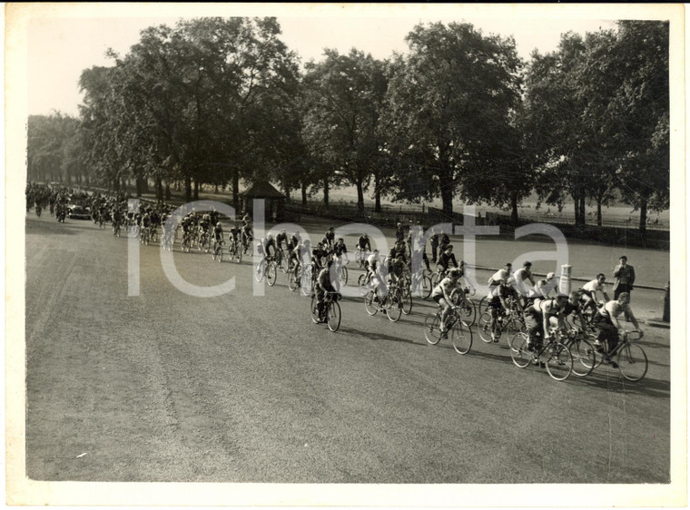 1953 LONDON BRITAIN CYCLE RACE Competitors after the start - Photo 20x15 cm