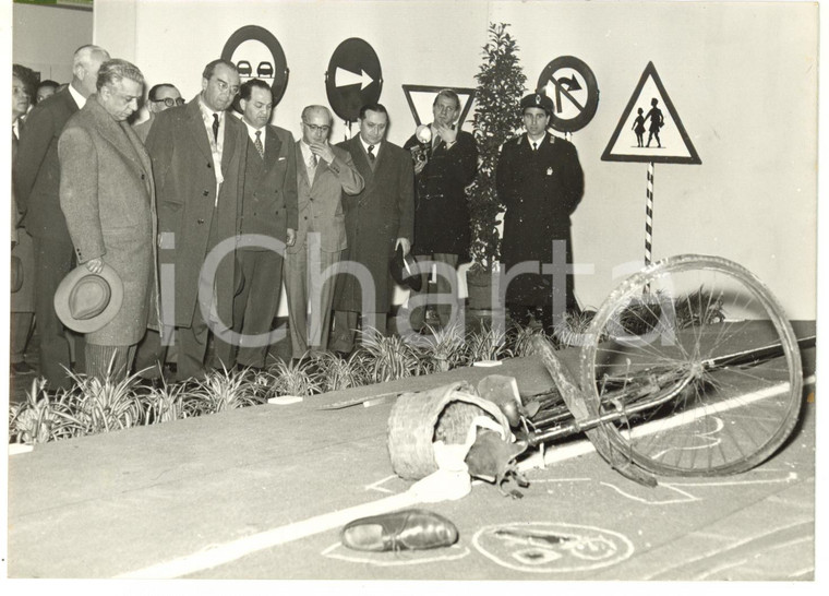 1958 ROMA - ENPI Mostra Sicurezza - Luigi GUI sul set di un incidente stradale