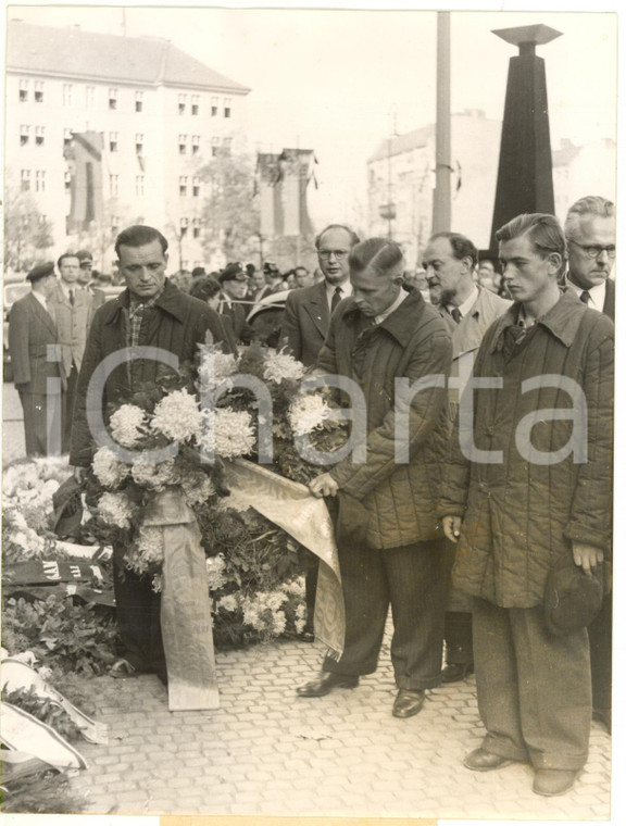 1953 BERLIN Ex prigionieri russi rendono omaggio alla tomba di Ernst REUTER 