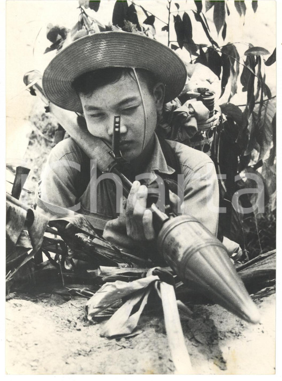 1967 VIETNAM DEL SUD Giovane vietnamita imbraccia un fucile *Foto 13x18 cm