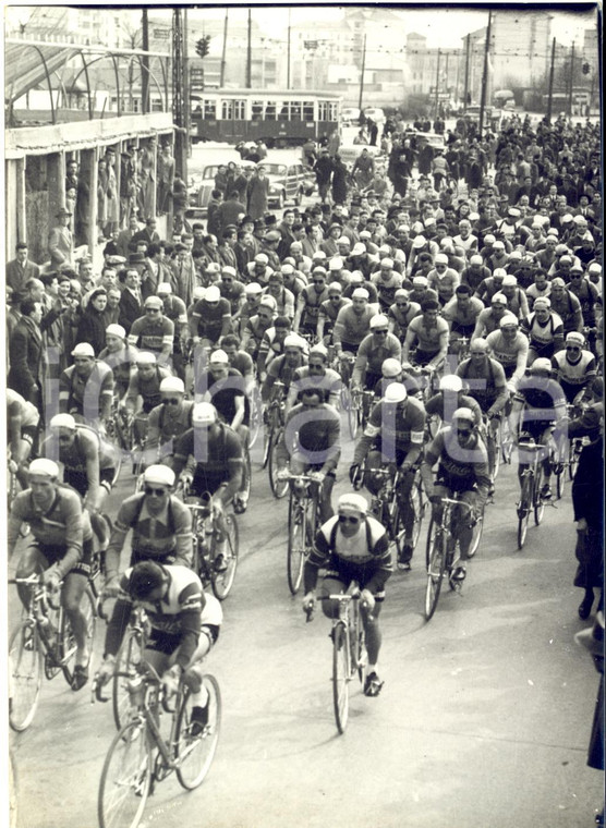 1955 ca CICLISMO MILANO-TORINO La partenza del gruppo - Foto 13x18 cm