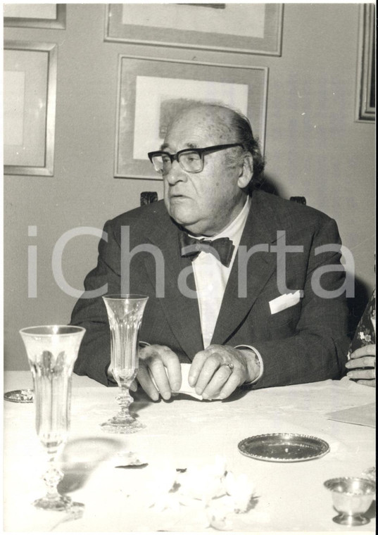 1955 ca BOLOGNA Scrittore Riccardo BACCHELLI al ristorante - Foto 13x18 cm