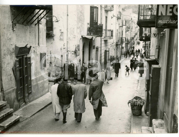 1955 ca MONTELEPRE (PA) Scena di vita quotidiana in una via *Foto 18x13 cm