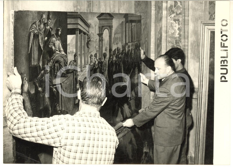 1954 ROMA Accademia dei Lincei - Sistemazione quadri del "Lotto Hitler" - Foto