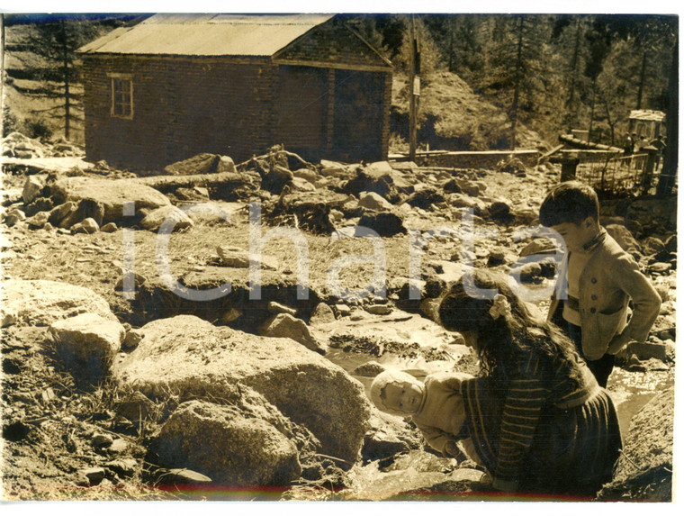 1958 ALLUVIONE CAMPIGLIA SOANA (TO) Bambini sfollati giocano nel fango *Foto