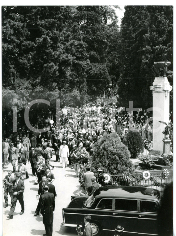 24 giugno 1959 SOLFERINO (MN) Charles DE GAULLE e Giovanni GRONCHI tra la folla