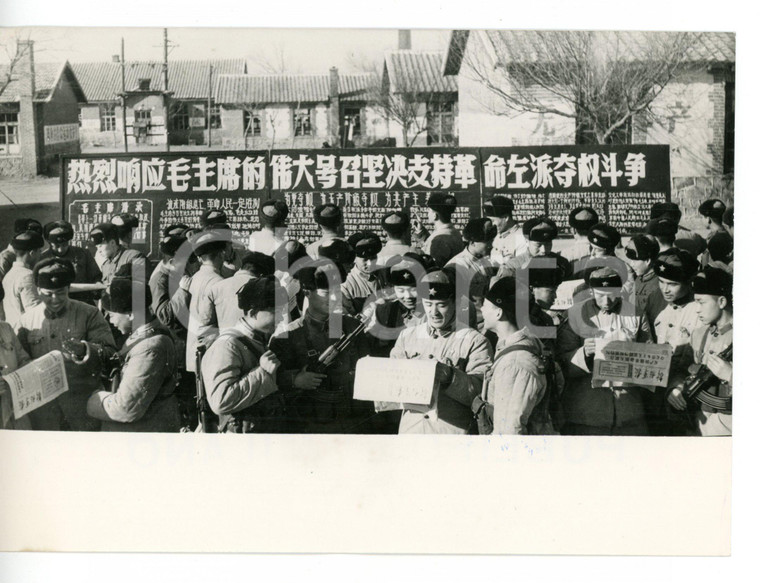 1967 SHENYANG (CINA) Militari PLA studiano il pensiero di MAO TSE TUNG *Foto