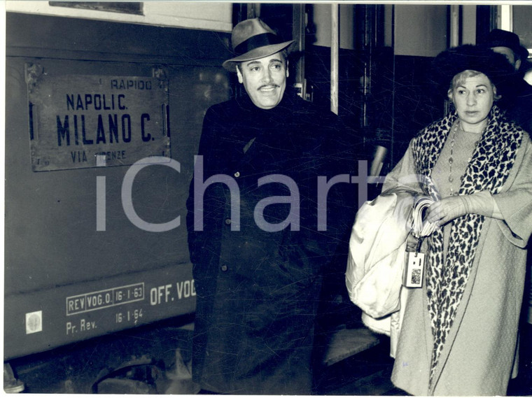 1963 MILANO Stazione Centrale - Arrivo tenore Mario DEL MONACO con la moglie