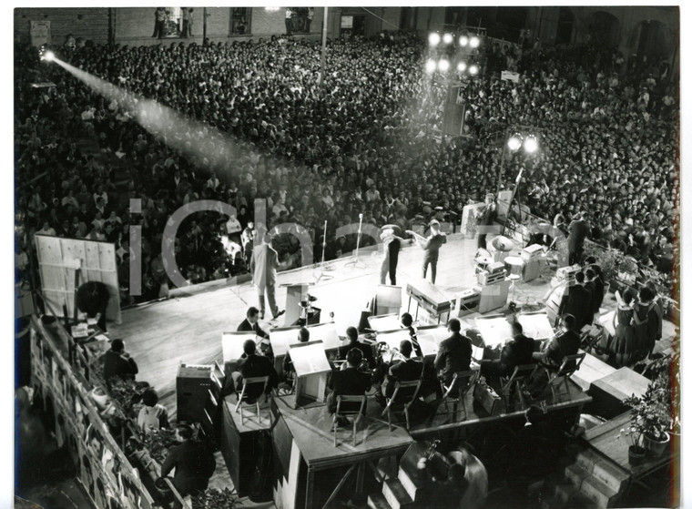 1964 CERVIA - CANTAGIRO Folla acclama i cantanti sul palco *Foto 24x18 cm