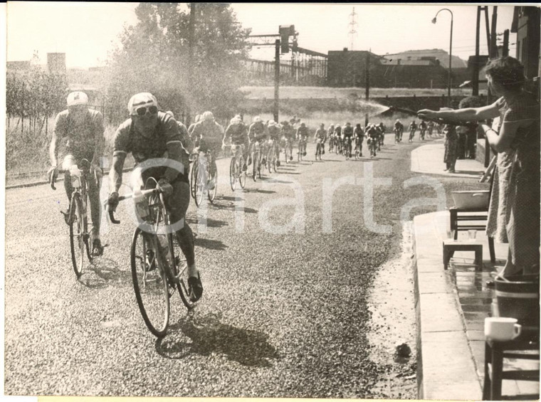1955 CYCLISME TOUR DE FRANCE Etape METZ-COLMAR Arrosage des coureurs *Photo