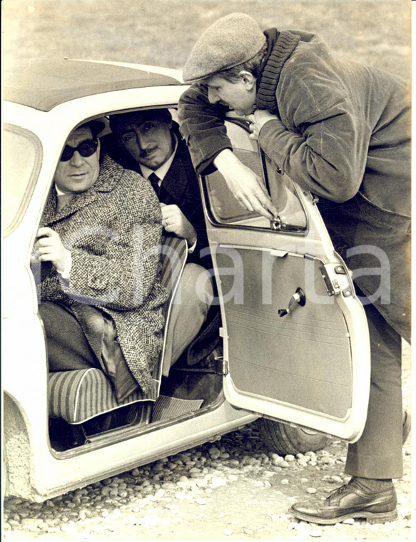 1965 MILANO Arrivo di Ugo TOGNAZZI sul set di "Una moglie americana" - Foto