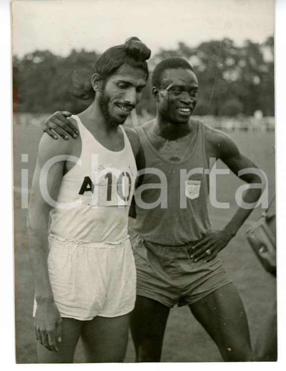 1960 FONTAINEBLEAU - ATLETICA LEGGERA Milkha SINGH con Abdoulaye SEYE *Foto