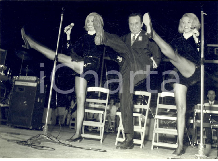 1969 CANTAGIRO Il patron Ezio RADAELLI danza con le gemelle KESSLER - Foto 18x13