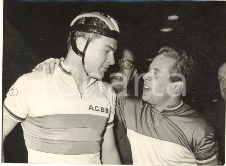 1958 PARIS CICLISMO Vel d'Hiv - Michel ROUSSEAU sconfitto da Roger GAIGNARD Foto