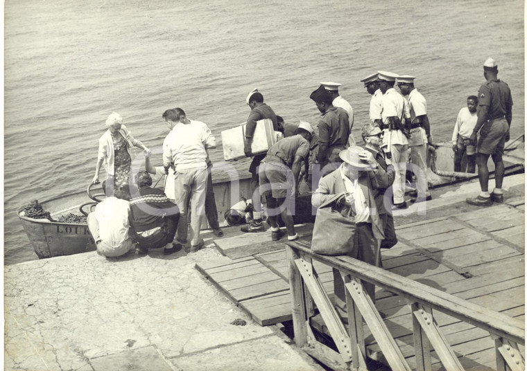 1960 CRISI DEL CONGO Fuga degli europei da Kinshasa su piccole barche *Foto