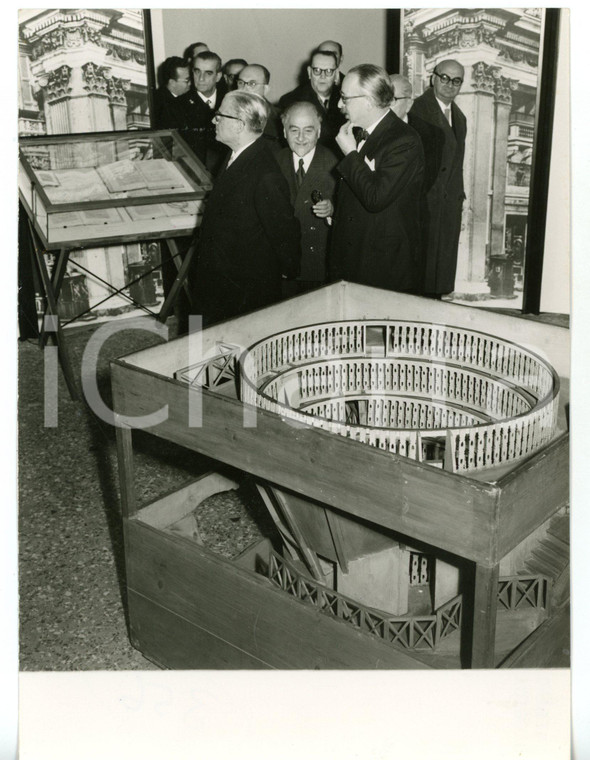 1957 MILANO Mostra storica scienza italiana - Giovanni GRONCHI in visita *Foto