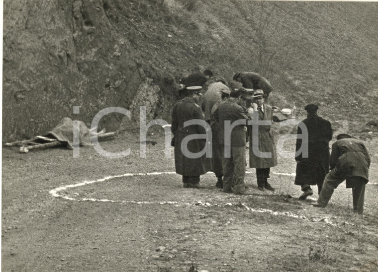 1955 ca MERCATO SARACENO (FC) Intervento della polizia sul luogo di un delitto