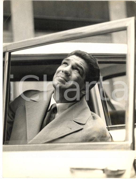 1961 MILANO Duilio LOI in auto in attesa dell'incontro con Carlos Ortiz *Foto