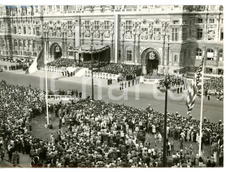 1959 PARIS Hôtel de Ville - Folla assiste al discorso di Dwight D. EISENHOWER