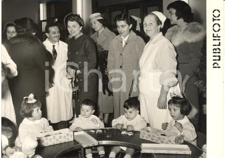 1955 ca NAPOLI Carla GRONCHI visita centri per l'infanzia nei rioni popolari 