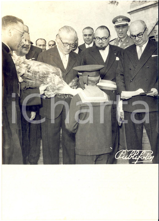 1955 MESSINA Giovanni GRONCHI riceve fiori dal figlio di un invalido di guerra