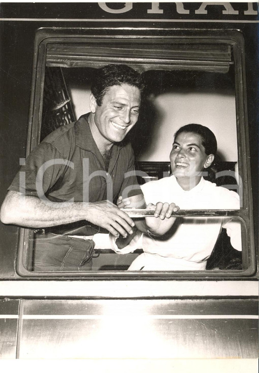 1955 ROMA TERMINI Raf VALLONE saluta la moglie Elena VARZI alla partenza - Foto