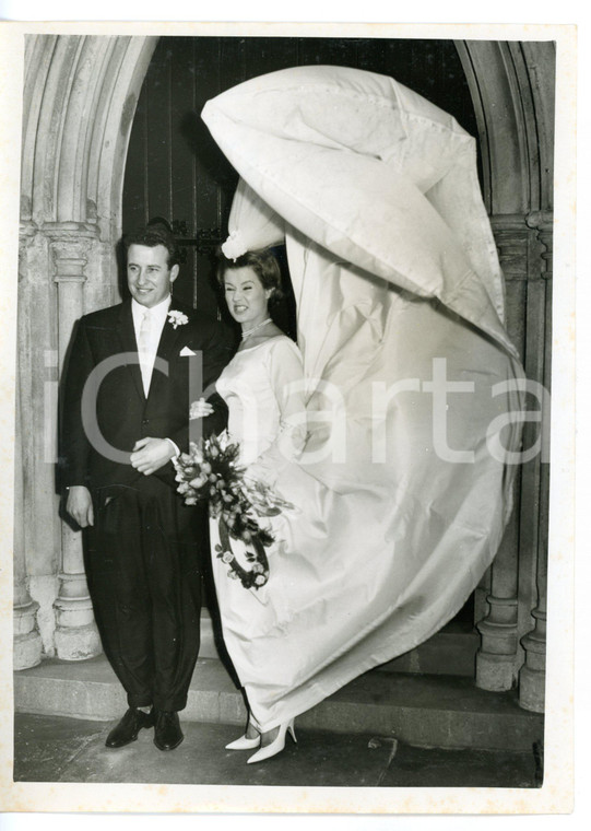 1962 LONDON June COOPER and Peter PURKIS after their wedding *Foto CURIOSA 15x20