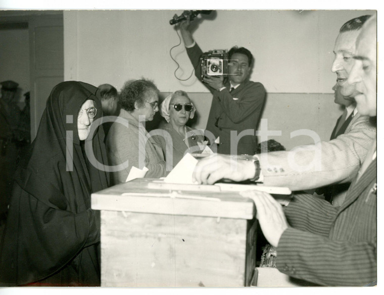 1956 ROMA Elezioni comunali - Anziana suora alle urne elettorali *Foto 18x13 cm