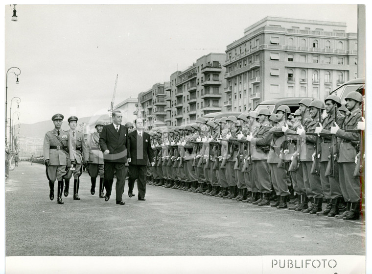 1953 GENOVA Festa della Polizia - Autorità passano in rassegna rivista militare
