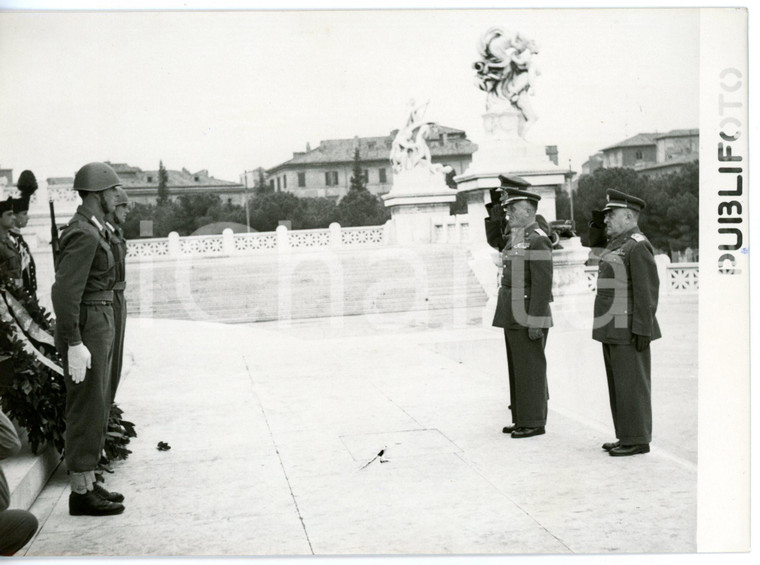 1954 ROMA Generale Giorgio LIUZZI rende omaggio alla tomba del Milite Ignoto