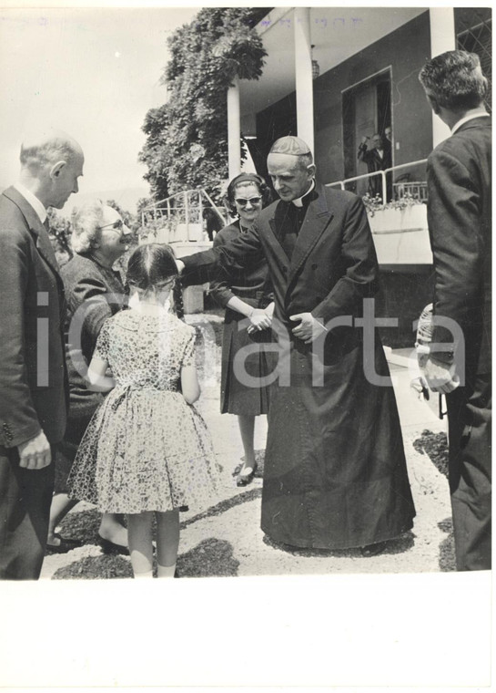 1963 BRESCIA Card. MONTINI saluta la famiglia prima di partire per il conclave