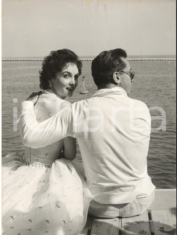 1956 VENEZIA Mostra del Cinema - Gina LOLLOBRIGIDA e Milko SKOFIC in spiaggia 