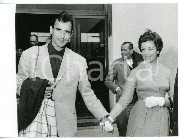 1959 MILANO MALPENSA - NAZIONALE CALCIO Carlo GALLI con la moglie *Foto 18x13 cm