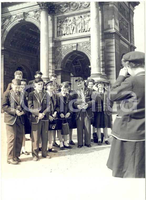 1959 PARIS Arc du Carrousel - Gourpe de jeunes touristes anglais *Photo 13x18